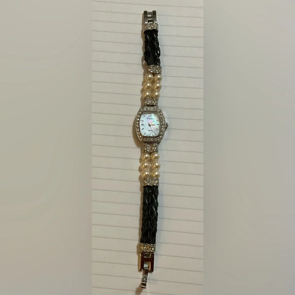 GruenQuartz Japan movement cz. Ladies small about 7’ inches Watch with bracelet
